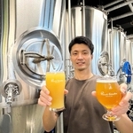 スーパー銭湯に併設された醸造所でクラフトビールを仕込む戸上将吾さん＝神戸市中央区脇浜海岸通１