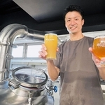 スーパー銭湯に併設された醸造所でクラフトビールを仕込む戸上将吾さん＝神戸市中央区脇浜海岸通１