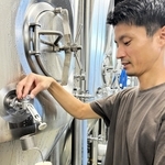 スーパー銭湯に併設された醸造所でクラフトビールを仕込む戸上将吾さん＝神戸市中央区脇浜海岸通１