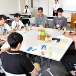 上田星さん（左端）とともに、現役の男性保育士に質問する男子学生ら＝神戸教育短期大学