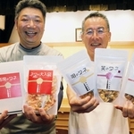 有馬芳香堂とコラボした豆菓子をＰＲする伊藤史隆支配人（右）と桂三ノ助館長補佐＝神戸新開地・喜楽館