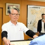 施術で訪れた民家で特殊詐欺被害を防いだとして安川孝英署長から感謝状を受け取る黄正雲さん＝神戸西署