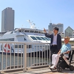 神戸ユニバーサルツーリズムセンターが貸し出しする「ウィル」。職員たちが乗り心地を体験した＝神戸市中央区波止場町７