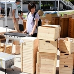 全国の受刑者が作った木工品などが並んだ会場＝神戸市中央区波止場町