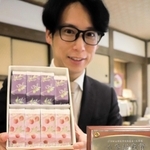 全国菓子大博覧会で受賞した商品を示す松井隆昌社長＝亀井堂総本店