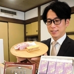 名誉総裁賞を受賞したいちじくのバターサンドを持つ松井隆昌社長＝中央区元町通６