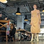 播州織の衣服を着たモデルがファッションショーに登場した＝神戸市中央区新港町、神戸ポートミュージアム