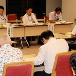 ４陣営が出席した神戸市長選の立候補予定者説明会＝１８日午後、同市役所