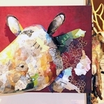 ワインのキャップシールやコルクを活用した作品を眺めるアレトコレさん＝ミント神戸