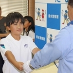 火災現場から女性を避難誘導したとしてのじぎく賞を受けた山中晴さん＝垂水署