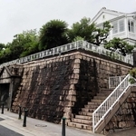 急斜面を宅地化したため、異人館通りの山側は石垣が目立つ＝神戸市中央区北野町４