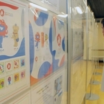 大阪・関西万博など日本で開かれた国際博覧会の記念切手が並ぶ＝切手文化博物館