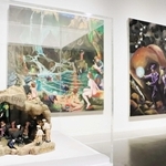 「生と死」が入り交じる同じ状況を表現したという立体作品（手前）と絵画（正面奥）＝横尾忠則現代美術館