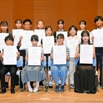 県学生ピアノコンクール本選で表彰された小中高校生ら＝神戸新聞松方ホール
