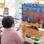 「玉入れ」のゲームで点数を競う利用者＝神戸市北区しあわせの村