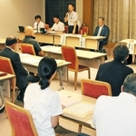 ７陣営が参加した神戸市議補選立候補予定者説明会＝２５日午後、神戸市役所