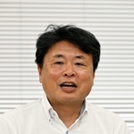 神戸市長選の公約を発表する岡崎史典氏＝２５日、神戸市役所（撮影・斎藤雅志）