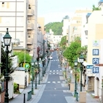 異人館街を東西に貫く山本通り。見事な直線道路だ＝中央区北野町１から