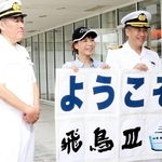 船長らと記念撮影するファン（中央）＝中央区波止場町