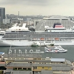 神戸港の中突堤に停泊する飛鳥３＝２６日午前、中央区（撮影・長嶺麻子）