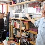 漫画の本棚の横にピアノ。いこいの広場３丁目のアットホームな室内を案内する矢野健太郎さん＝神戸市兵庫区湊川町３