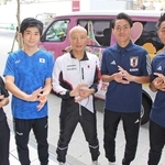 手話でデフリンピックを表現する（右から）則末遼斗さん、西大輔さん、尾田継之さん、太田歩さん、末政実緒さん＝神戸市中央区東町