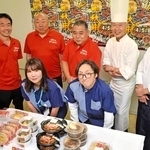 中秋節をＰＲする南京町商店街振興組合のメンバーら＝神戸市役所