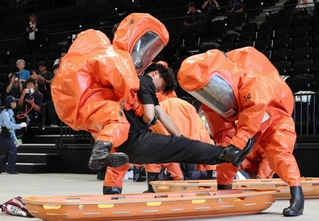 防護服を着用し、観客の搬送手順を確認する消防隊員＝神戸市中央区新港町、ジーライオンアリーナ神戸