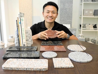 インテリアブランド「ミカゲラックス」を立ち上げた光山和弥さん。石の魅力が伝わるこだわりの雑貨を商品化した＝石福石材