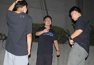 明石海峡大橋のたもとでラップの練習を重ねる少年たち＝垂水区内