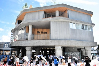 完成した垂水図書館。開館前から市民が列をつくった＝神戸市垂水区日向１