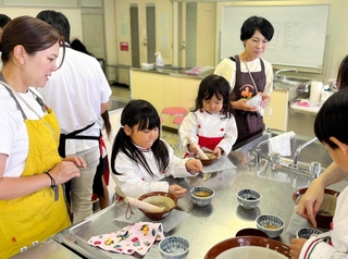 「ワコーレ親子わくわくプログラム」の様子＝東灘区文化センター