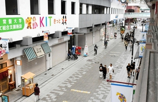 再開発事業が終了した大正筋商店街。日曜日で人通りはあるものの、シャッターが下りている店舗が目立つ＝長田区久保町