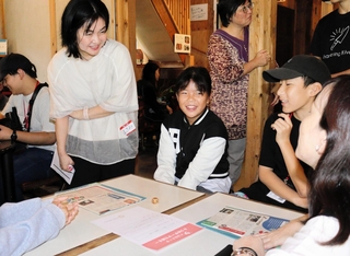 サイコロで出た目の質問に答えながら「こども編集部」のメンバーと交流する参加者ら＝塩屋ｈｅｓｏ．