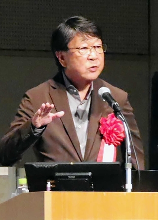 ２００４年の台風２３号被害を振り返る元豊岡市長の中貝宗治さん＝神戸国際展示場