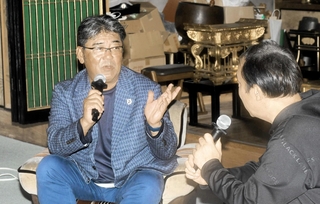 １９９２年の「亀新フィーバー」や双子の弟の死去などを振り返る亀山努さん＝玉龍寺