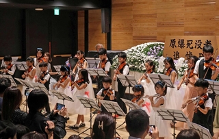 小さな子どもから大人までが、原爆で命を落とした人を思い演奏した＝神戸市中央区東町、中央区文化センター