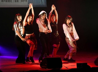 躍動的なカバーダンスを披露する出演者＝神戸新聞松方ホール