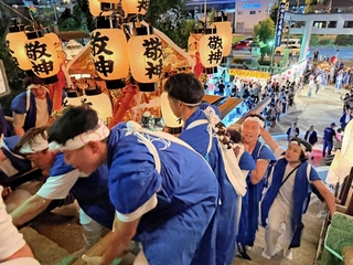 力を込めてみこしを担ぎ、石段を上る氏子ら＝敏馬神社