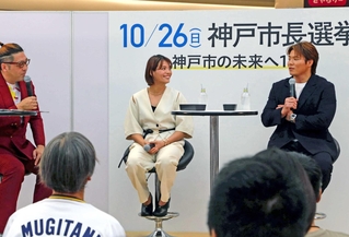 トークショーで神戸市長選への投票を呼びかける阿部一二三選手（右）と妹の詩選手＝デュオこうべ