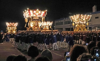 ４地区の布団太鼓が集まり、太鼓やかけ声に合わせて揺らす「四台練り」が披露された＝垂水漁港