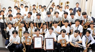 共に１位を獲得した甲南高校・中学校のブラスアンサンブル部のメンバー＝芦屋市山手町