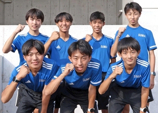 ２１連覇を祝う須磨学園の男子選手＝三木総合防災公園陸上競技場