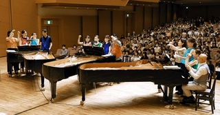 ３台のピアノで演奏する１２人のピアニスト＝中央区東川崎町１、神戸新聞松方ホール（撮影・鈴木雅之）