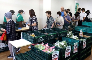 コーヨー高倉台店が閉店し、対策として神戸市が呼び込んだ移動販売＝神戸市須磨区高倉台