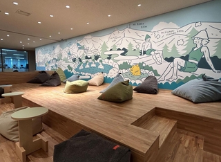 寝転がって過ごせる自由空間。ステージとしても活用できる＝神戸市中央区脇浜海岸通１