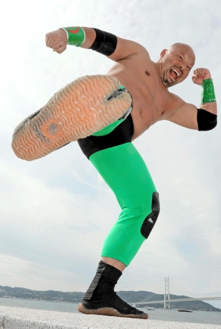 12回目の凱旋興行に気合十分ののはしたろう選手＝神戸市垂水区海岸通