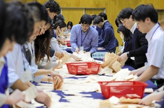 開票作業に当たる職員ら＝２６日夜、中央区（撮影・中西幸大）