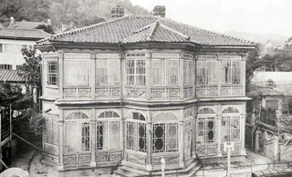 北野町にあった頃の旧ハッサム住宅。ベランダがガラスで覆われている（神戸市教育委員会「重要文化財旧ハッサム住宅修理工事報告書」より）