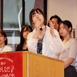 考案したオリジナルスイーツを発表する学生ら＝神戸市東灘区岡本８、甲南大学